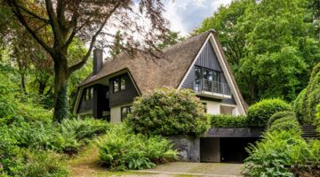 De voorzijde van de villa in Laren
