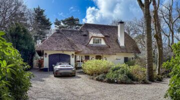 De voorzijde van de villa in Bergen