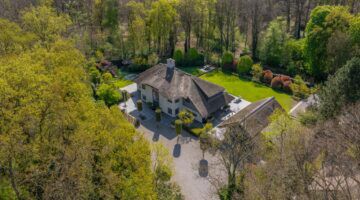 Ondernemer en investeerder wil &euro; 5,95 miljoen voor rietgedekt landgoed met thuisbioscoop en uitgebreide buitenruimte in Bloemendaal