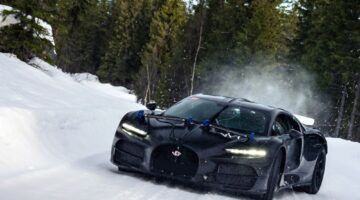 De Bugatti Tourbillon aan het driften in de sneeuw