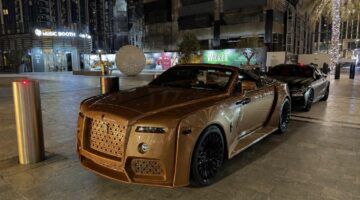 De voorkant van de Rolls-Royce Dawn Venuum Eros