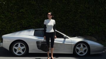 Kendall Jenner voor haar Ferrari 512 TR