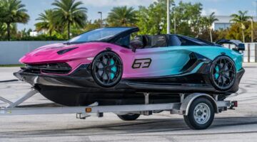 De Lamborghini Aventador SVJ-waterscooter vanaf de zijkant