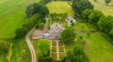 Het landhuis in Brummen van boven