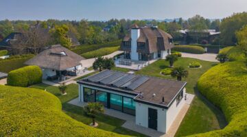 Supermarktmiljonair Siep de Haan wil bijna &euro; 2,8 miljoen voor uitgestrekte villa met poolhouse en gastenverblijf in Almeerse villawijk