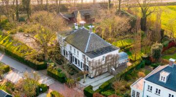 De voormalige pastorie in Loenen aan de Vecht van boven