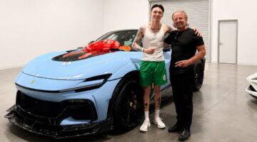 De Mexicaanse zanger naast zijn nieuwe Ferrari Purosangue