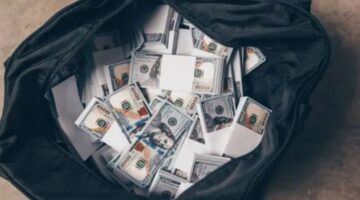 Een zak geld, wat evengoed werd aangetroffen bij een Belgische automobilist