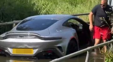 De Aston Martin Vantage in het water