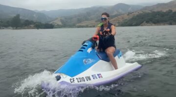 De Amerikaanse vrouw op een jetski