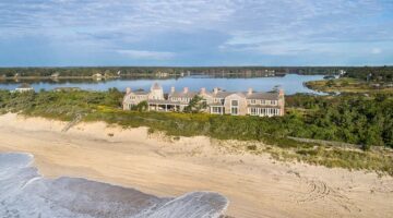 De woning van Calvin Klein in East Hampton van boven met strand