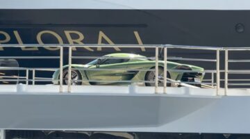 De Koenigsegg Jesko Absolut die op een jacht werd gehesen