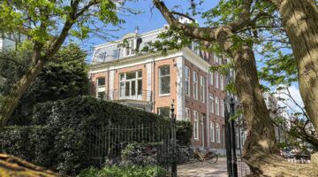 Voormalig herenhuis van Youp van 't Hek verschijnt opnieuw te koop, voor ruim &euro; 2 miljoen meer dan dat hij 'm ooit verkocht