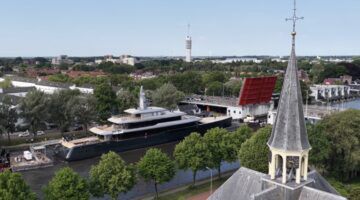 Het superjacht Thalassa van Feadhsip vaart door de smalle wateren van Alphen aan den Rijn