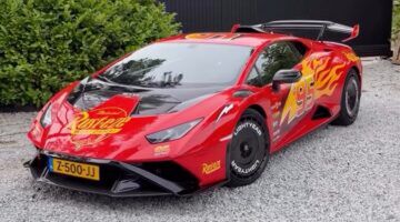 Enzo Knol neemt Lamborghini Huracán van € 400.000 in ontvangst, welke is voorzien van een heus Lightning McQueen-jasje