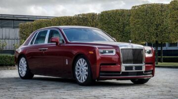 De Rolls-Royce Phantom die de verdediger Boualem Khoukhi van Qatar in ontvangst heeft genomen