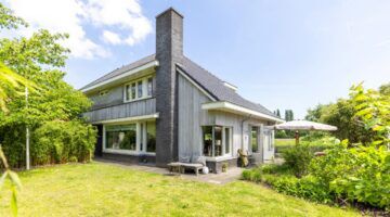 Oud-Ajacied en Oranje-international John van ;t Schip wil bijna &euro; 2 miljoen voor prachtige Gooische villa aan het water