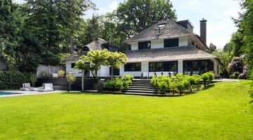 De vooorzijde van de villa in Laren