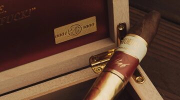 Een sigaar en de doos van Notorious Cigars
