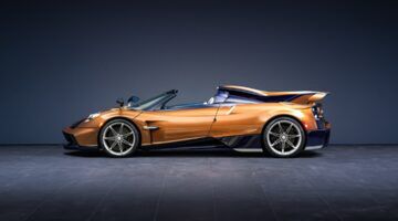 De zijkant van de Pagani Huayra 70 Derecho