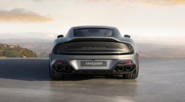 De achterkant van de Aston Martin Vanquish 25