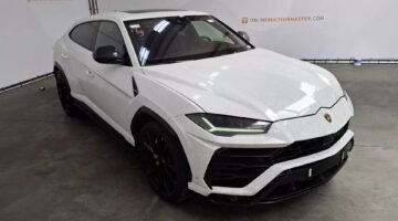 De voorzijde van de zeer vieze Lamborghini Urus bij de Domeinen