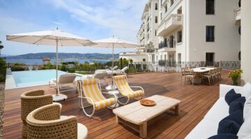 Het terras en zwembad van Villa Jardin