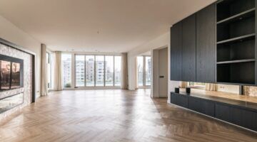De woonkamer van het appartement van Gerard Joling op de Amsterdamse Zuidas