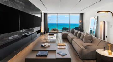 De woonkamer in het nieuwe appartement van Kak&aacute; in Miami