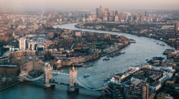 120 Britse miljonairs sturen open brief naar regering: 'laat ons meer belasting betalen'