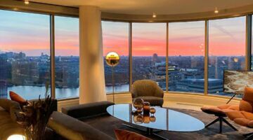 De living van het penthouse in Amsterdam