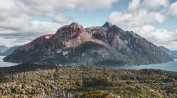 Bergen in Argentini&euml;, waarin miljonairs een toevluchtsoord laten bouwen