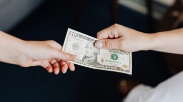 Geld dat wordt weggegeven, zoals veel miljardairs hun vermogen willen uitdunnen