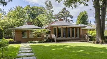 De buitenzijde van de miljoenenvilla in Baarn