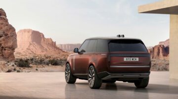 De achterzijde van de Range Rover Desert Ember