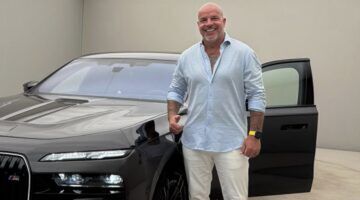 Oud-voetballer Andy van der Meijde neemt splinternieuwe BMW M760e van ruim € 200.000 in ontvangst