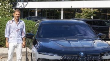 Zanger Mart Hoogkamer neemt BMW M760e van zeker &euro; 200.000 in ontvangst