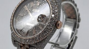 De diamanten Rolex Datejust van opzij