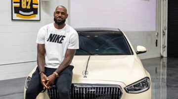 LeBron James op de motorkap van zijn zelf samengestelde Maybach