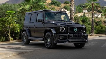 Spaans-Nederlandse voetballer Dean Huijsen neemt deze zeer fraaie Mercedes G63 Urban van zeker &euro; 300.000 in ontvangst