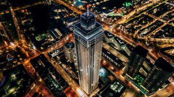 Museumdirecteur en broer van Alexander Pechtold wil bijna € 4 miljoen voor penthouse in iconische Rotterdamse Zalmhaventoren