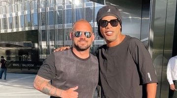 Wesley Sneijder naast Ronaldinho