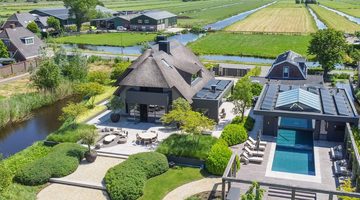 De voorzijde van de villa in Vinkeveen