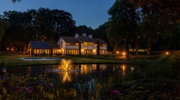 McDonald’s-miljonair wil miljoenen voor indrukwekkende, ietwat protserige Gooische villa met alles erop en eraan