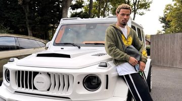 Hugo Ekitike naast zijn Mercedes G63