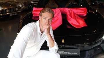Pieter Valley poseert voor zijn nieuwe Ferrari Amalfi