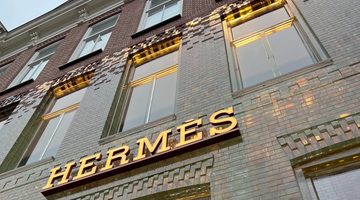Een erfgenaam van Herm&egrave;s eist in een rechtszaak &euro; 14 miljard van LVMH-topman Bernard Arnault