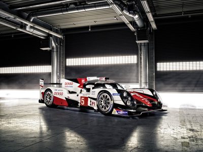 Illustratie voor: Gloednieuwe Toyota TS050 HYBRID racer klaar voor de start