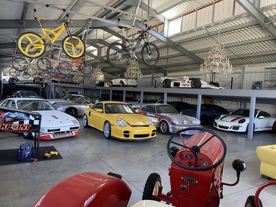Porsche-garage-1