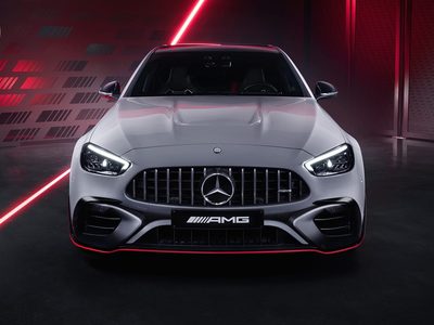 Supersedan De Mercedes-AMG C63 S 2024 kracht met luxe.
